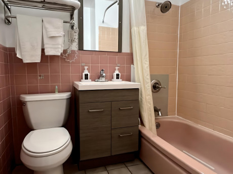 Ocean Inn - Guest Bathroom