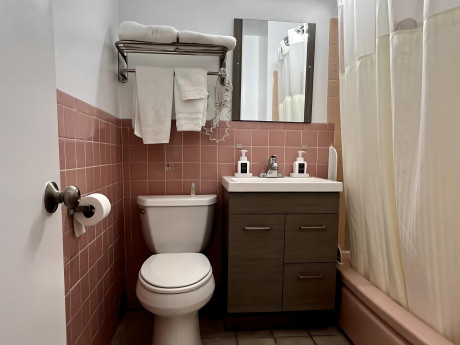 Ocean Inn - Guest Bathroom