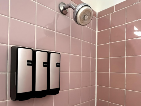 Ocean Inn - Guest Bathroom