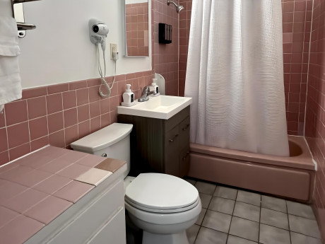 Ocean Inn - Guest Bathroom